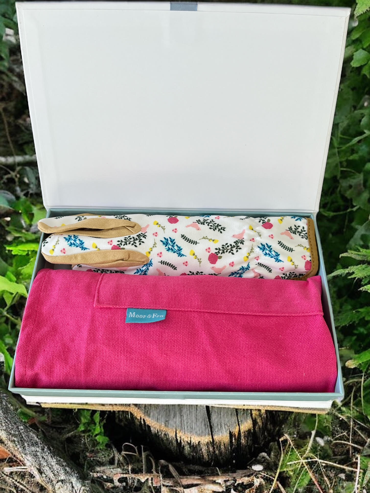 Apron & Gloves Gift Set ⎹   Apron, Gloves ⎹  Medium Gift Box