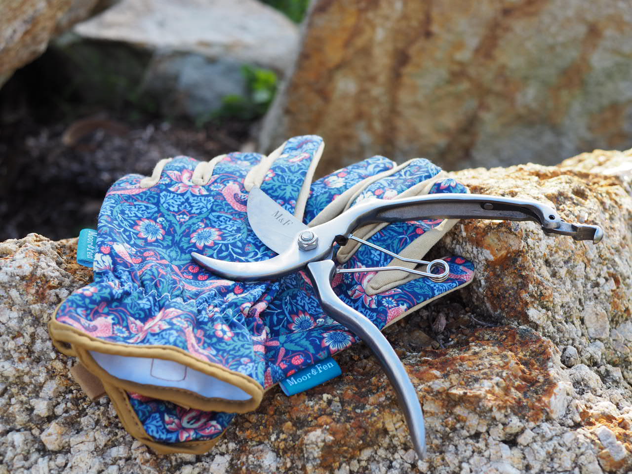 <img src="image.png" alt="gardening set"> <img src="image.png" alt="gardening gloves"> <img src="image.png" alt="gloves for gardening"> <img src="image.png" alt="gift hampers"> <img src="image.png" alt="secateurs"> <img src="image.png" alt="quality garden gifts"> <img src="image.png" alt="gifts for gardeners">