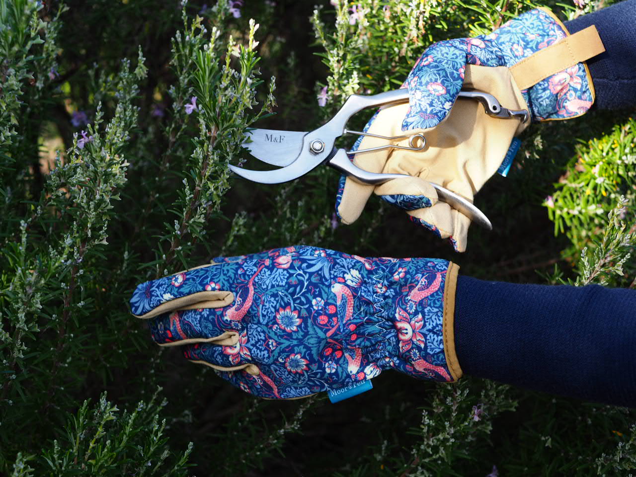 gardening apron and gloves set The Best Gift Box for Gardeners