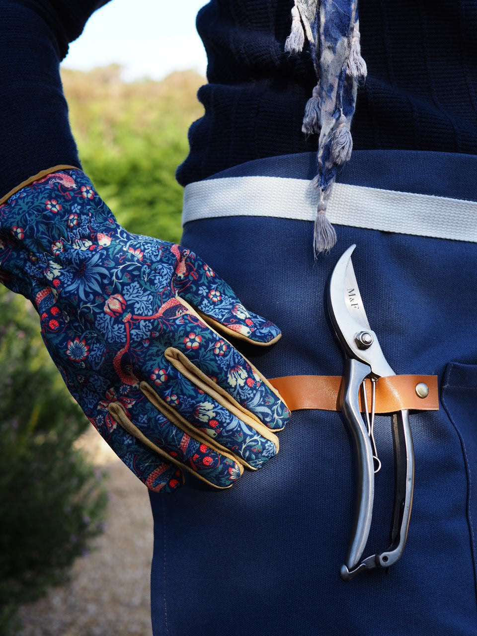 gardening apron and gloves The Best Gift Box for Gardeners