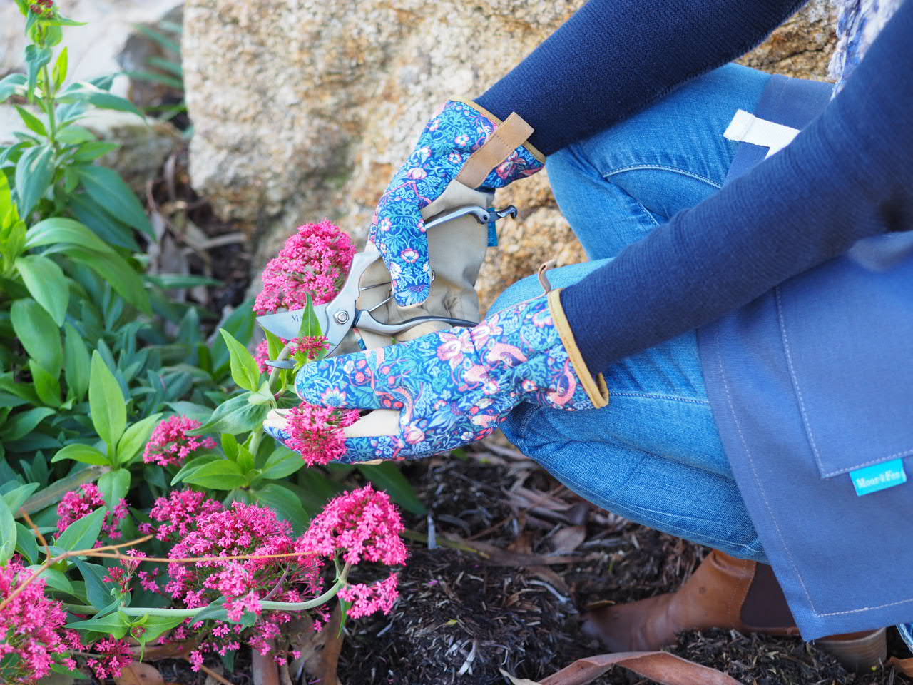 <img src="image.png" alt="gifts for gardeners">, alt="secateurs"> <img src="image.png" alt="gardening gloves"> <img src="image.png" alt=" plants"> <img src="image.png" alt=" gardening apron"> <img src="image.png" alt="gardening">